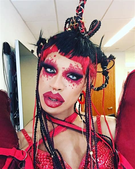 Yvie Oddly .